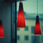 Stijlvolle hanglampen in een moderne woonkamer met sfeervolle verlichting van De Lampfabriek.